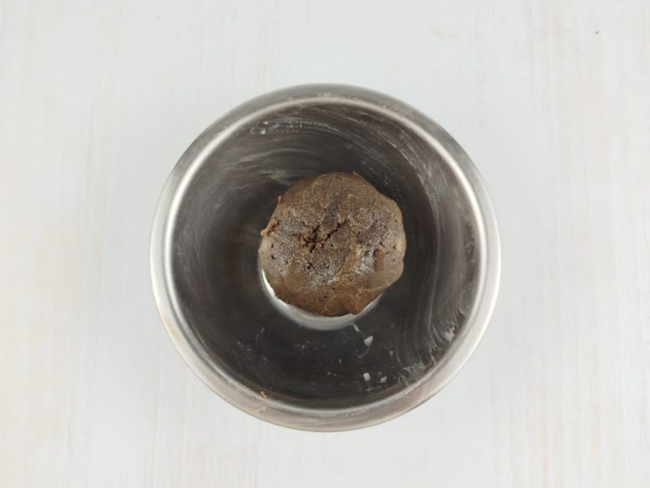 Pedaços do bolinho misturados com o doce de leite em uma massa.