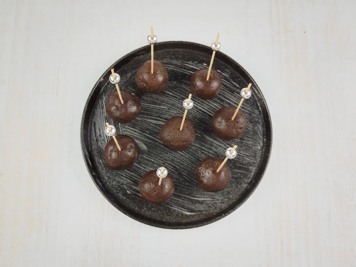 Palitos espetados nas bolinhas.