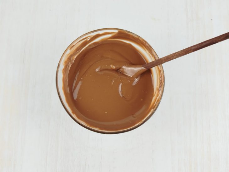 Chocolate derretido numa tigela.