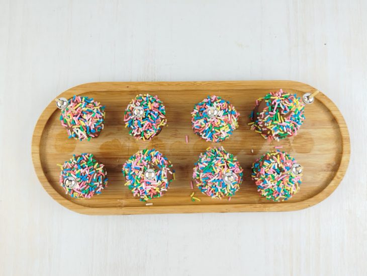 Granulado cobrindo cada um dos cake pop.