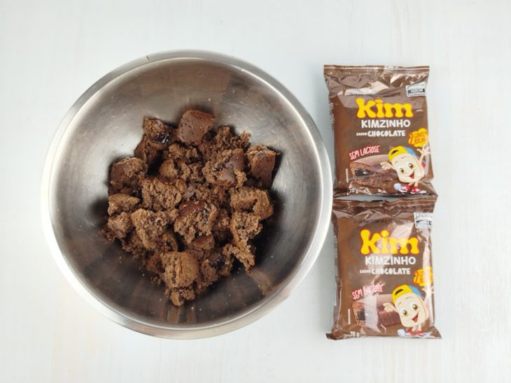 Bolinhos na tigela, despedaçados.