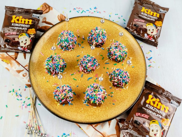 Cakes pop prontos, servidos em bandeja.