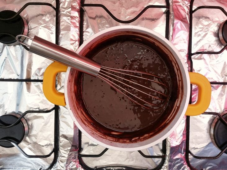 Uma panela contendo calda de chocolate.