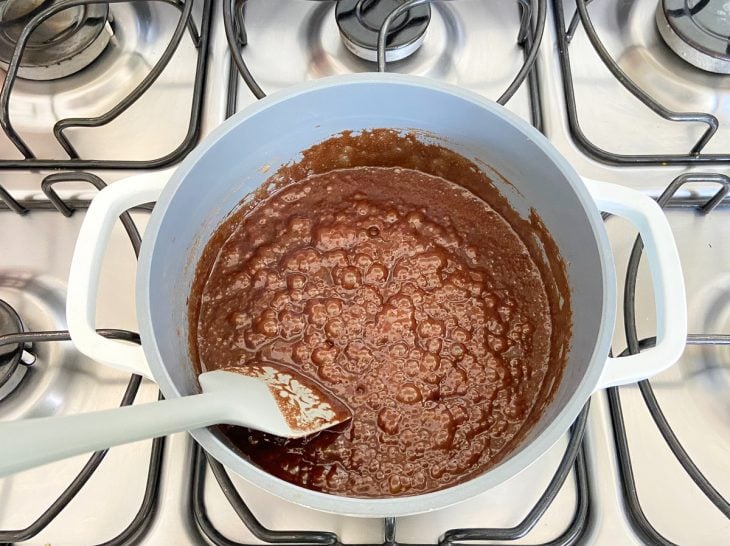 Uma panela contendo calda de chocolate fervendo.