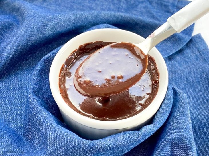 Um recipiente contendo calda de chocolate durinha.