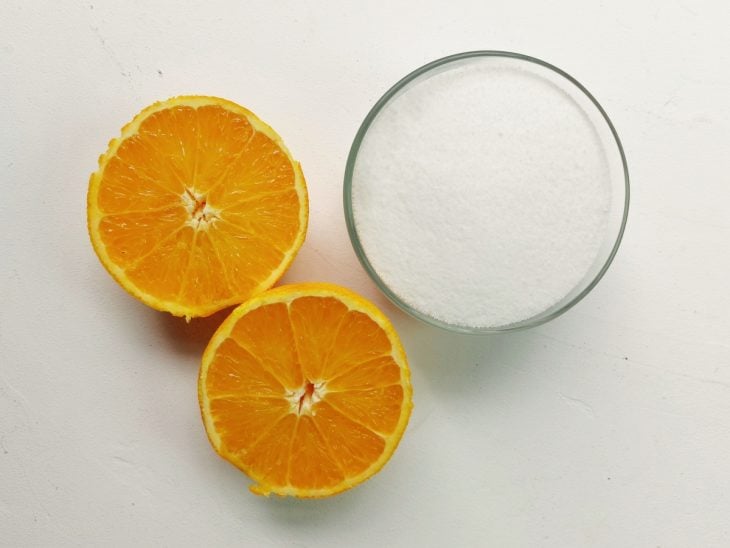 Uma bancada com os ingredientes separados.