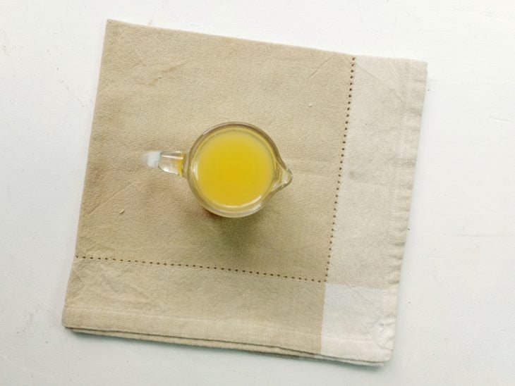 Uma jarra com suco de laranja.