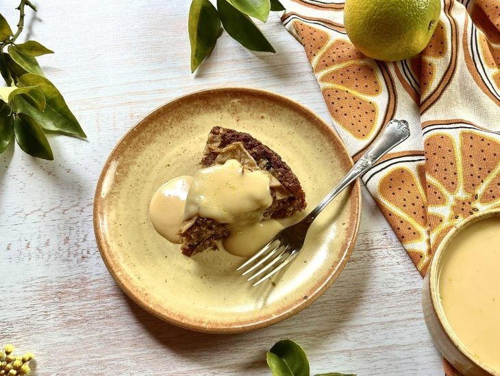 Um prato com bolo e calda de laranja com leite condensado.