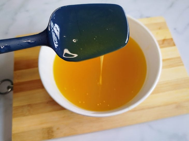 Um recipiente com calda de laranja ao ponto.