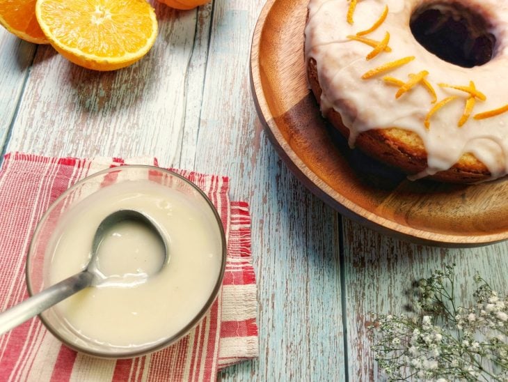 Um recipiente contendo calda durinha de laranja.
