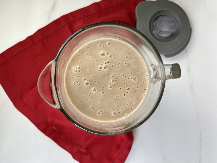 Um liquidificador com os grãos de feijão batidos.