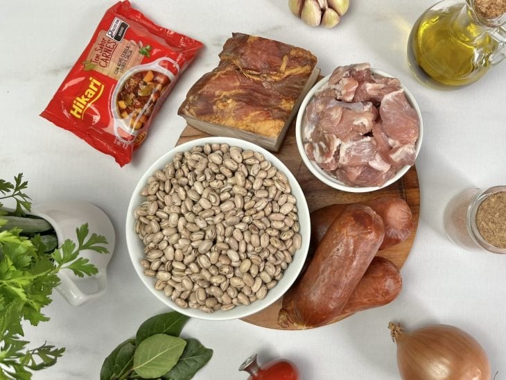 Uma bancada com os ingredientes separados.