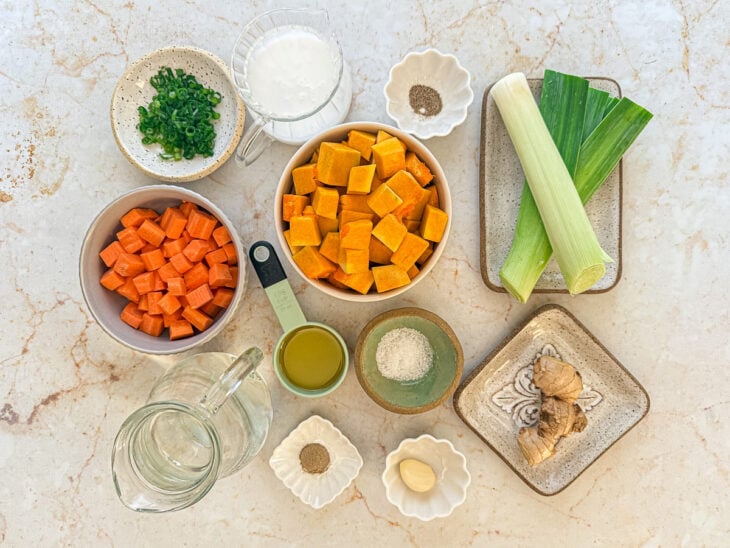 Ingredientes reunidos na bancada.