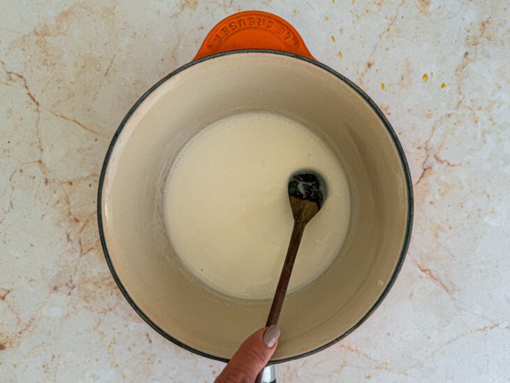 Leite de coco reduzido na panela.