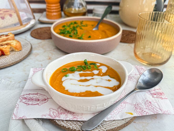 Caldo de abóbora pronto e servido com leite de coco.
