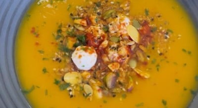 Caldo de abóbora cabotiá com granola salgada
