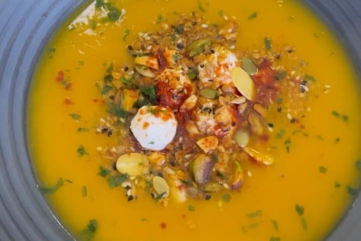 Caldo de abóbora cabotiá com granola salgada