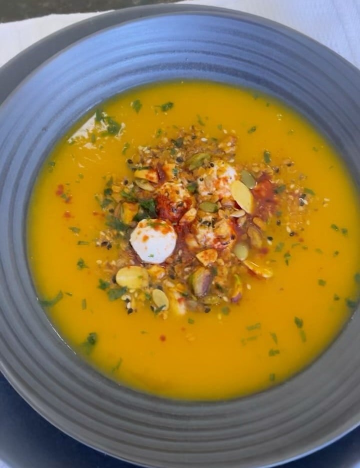 Caldo de abóbora cabotiá com granola salgada