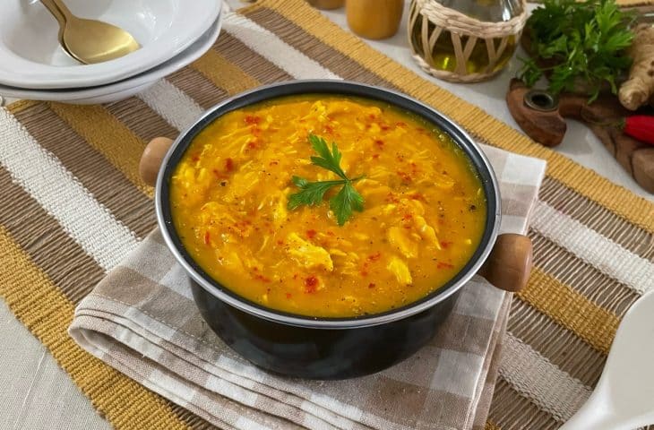 Caldo de abóbora com frango