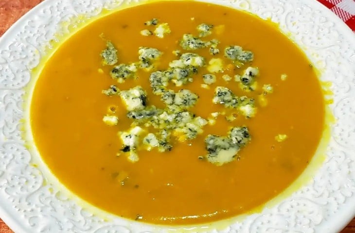 Caldo de abóbora com gorgonzola