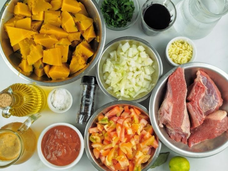 Ingredientes para a receita reunidos em uma bancada.