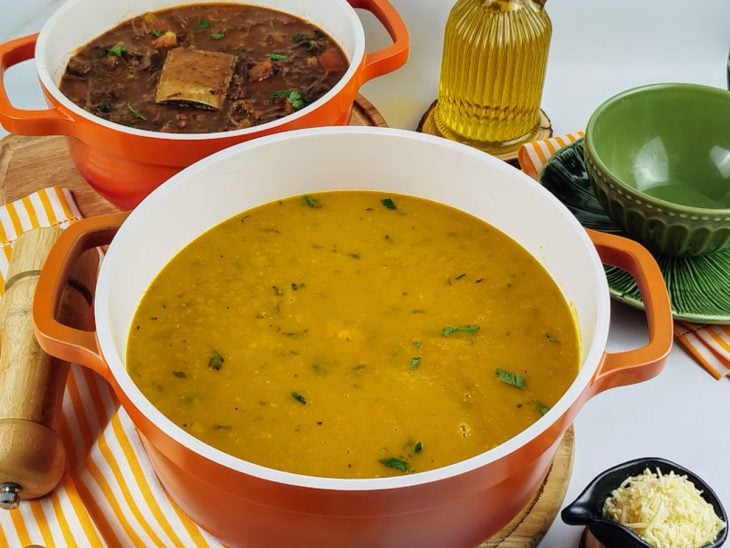Caldo de abóbora e ragu de costela prontos para consumo.