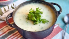 Caldo de aipim com queijo coalho