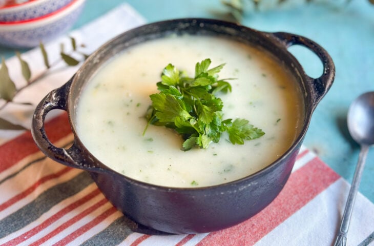 Caldo de aipim com queijo coalho