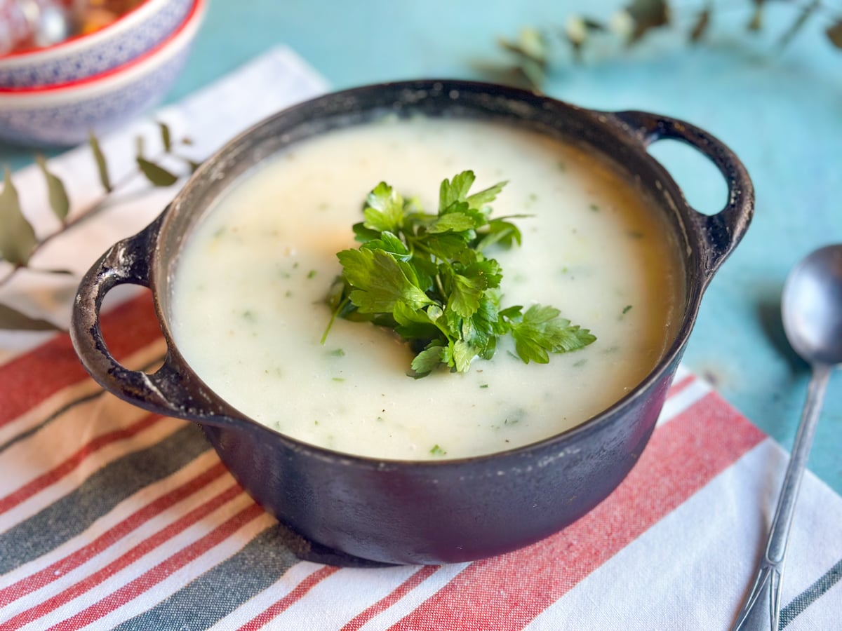 Caldo de aipim com queijo coalho