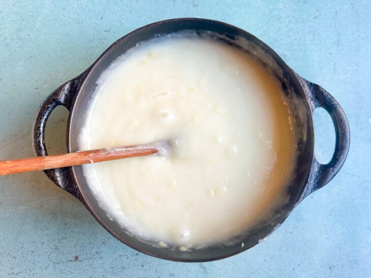 Caldo retornando para a panela e sendo misturado até ficar homogêneo e aquecido.