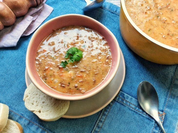 Uma recipiente contendo caldo de aipim.