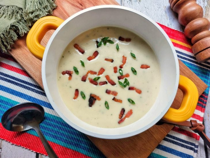 Um recipiente contendo caldo de batata.