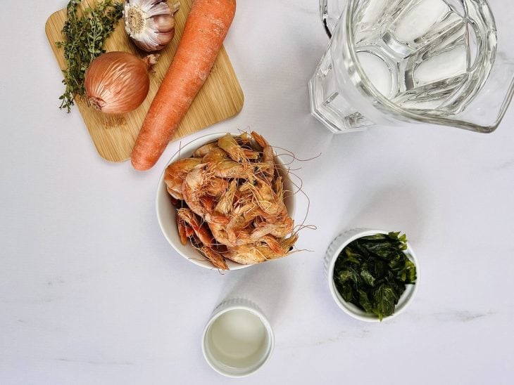 Uma bancada com os ingredientes.