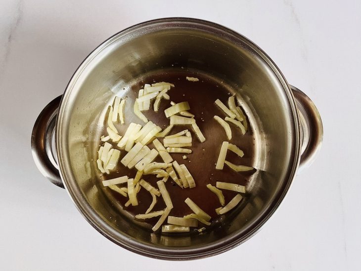 Uma panela com alho, cebola e azeite.