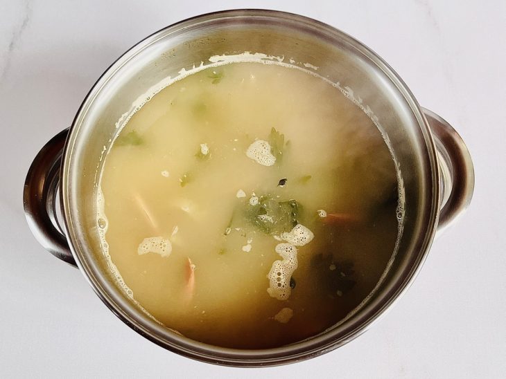 Uma panela com a mistura de todos os ingredientes para o caldo.