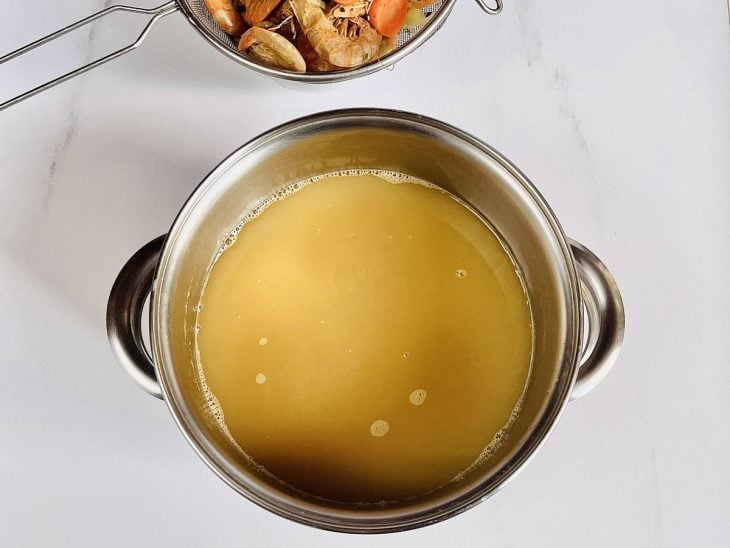 Uma panela com o caldo após coado.