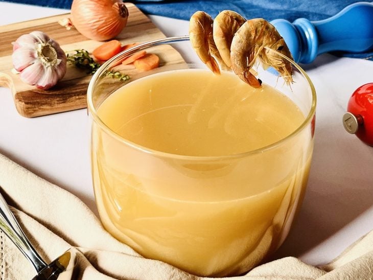 Recipiente com caldo de camarão.