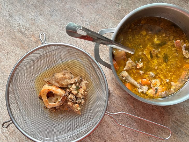 Caldo sendo ocado na peneira.