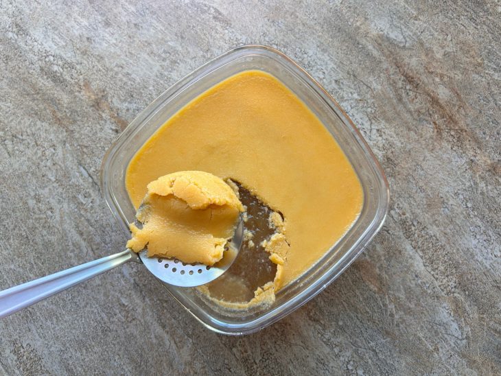 Caldo na tigela, com uma capa de gordura cobrindo.