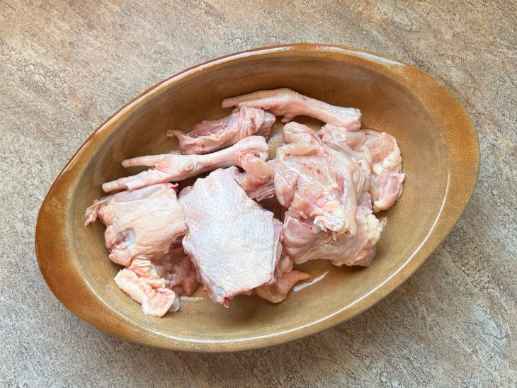 Carcaça do frango na travessa.