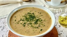 Caldo de carne moída com batatas