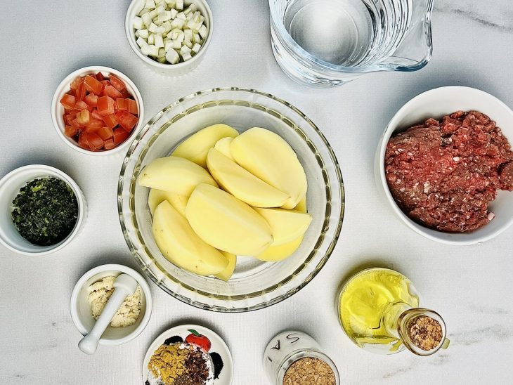 ingredientes para preparo de caldo de carne moída com batatas.