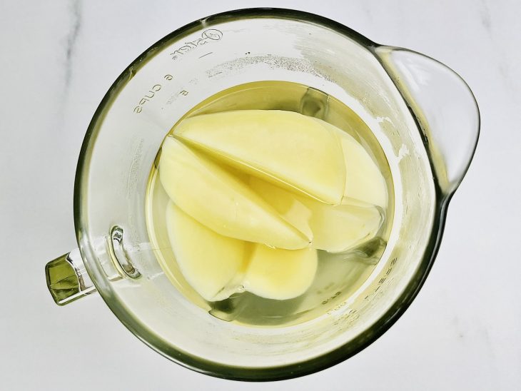 batatas e água nop liquidificador para caldo.