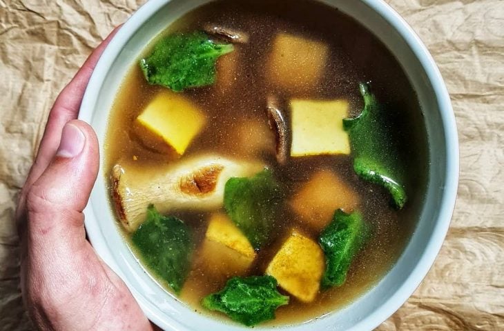 Caldo de cogumelos com tofu