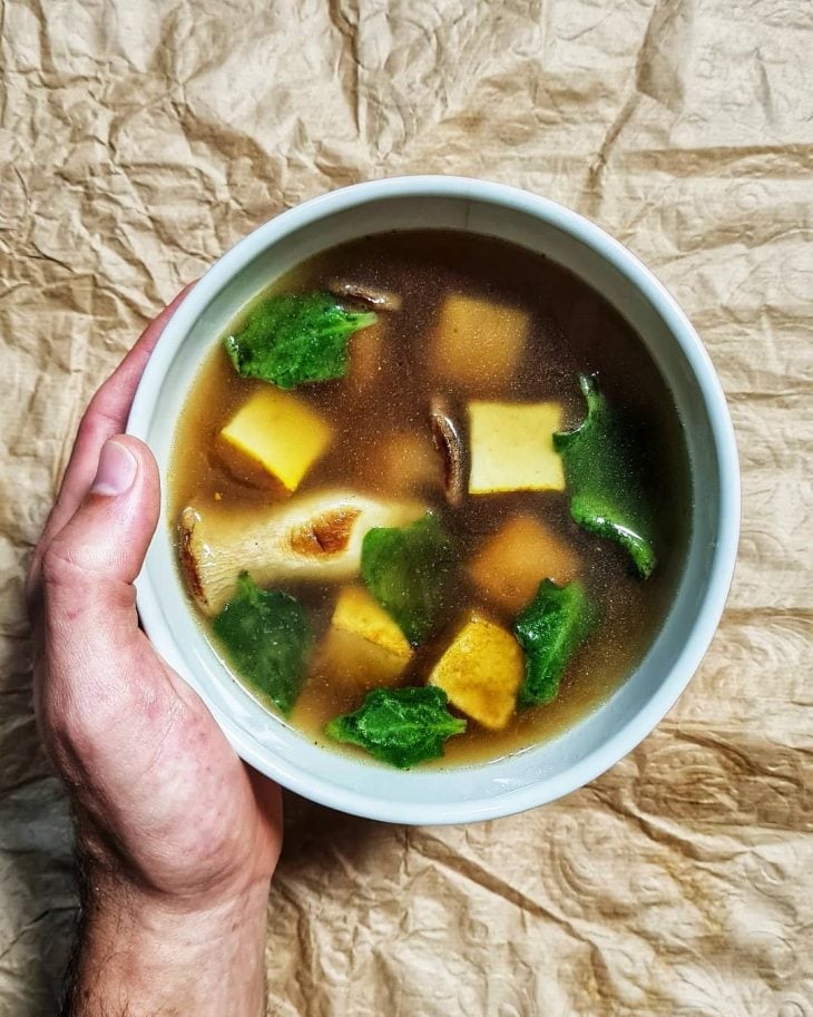 Caldo de cogumelos com tofu