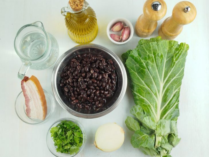 Ingredientes reunidos na bancada.