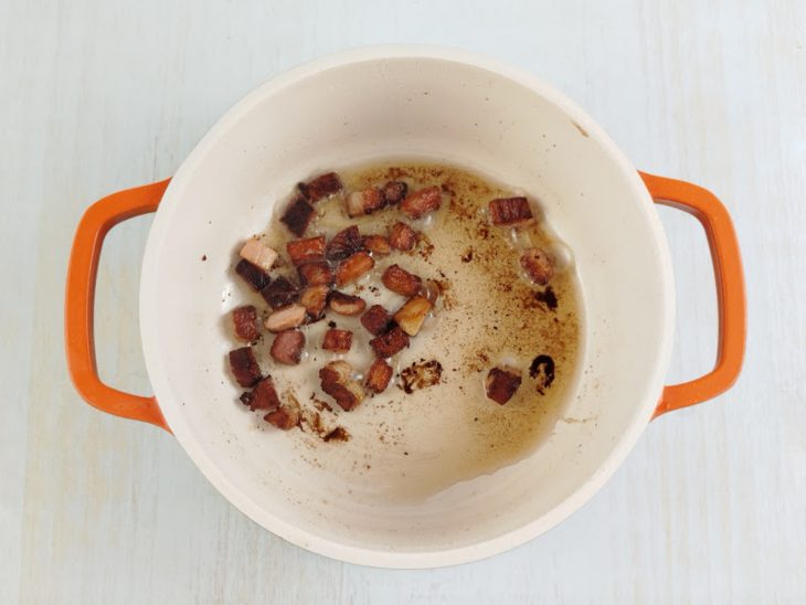 Na panela com azeite, o bacon frito.