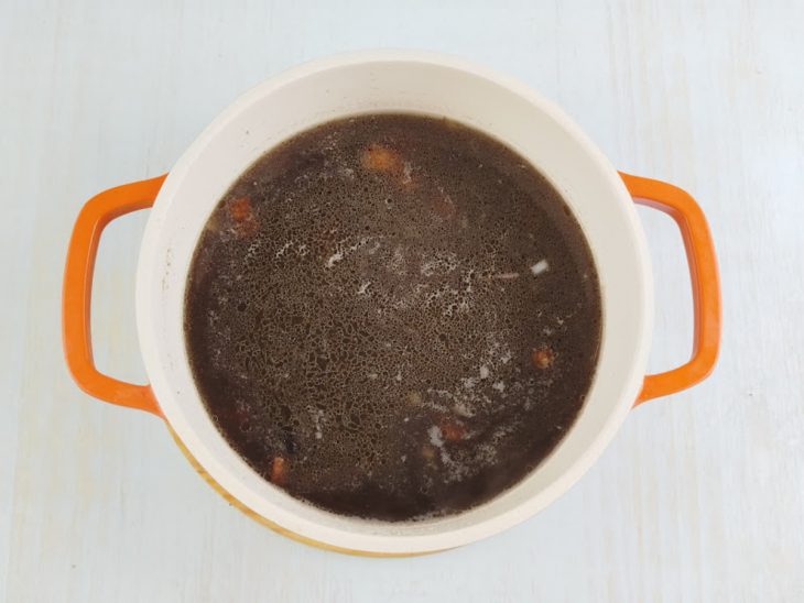 Feijão adicionado a panela.