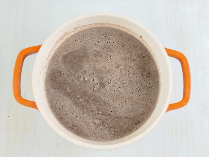 Feijão de volta a panela, já batido.