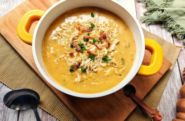 Caldo de frango com batatas